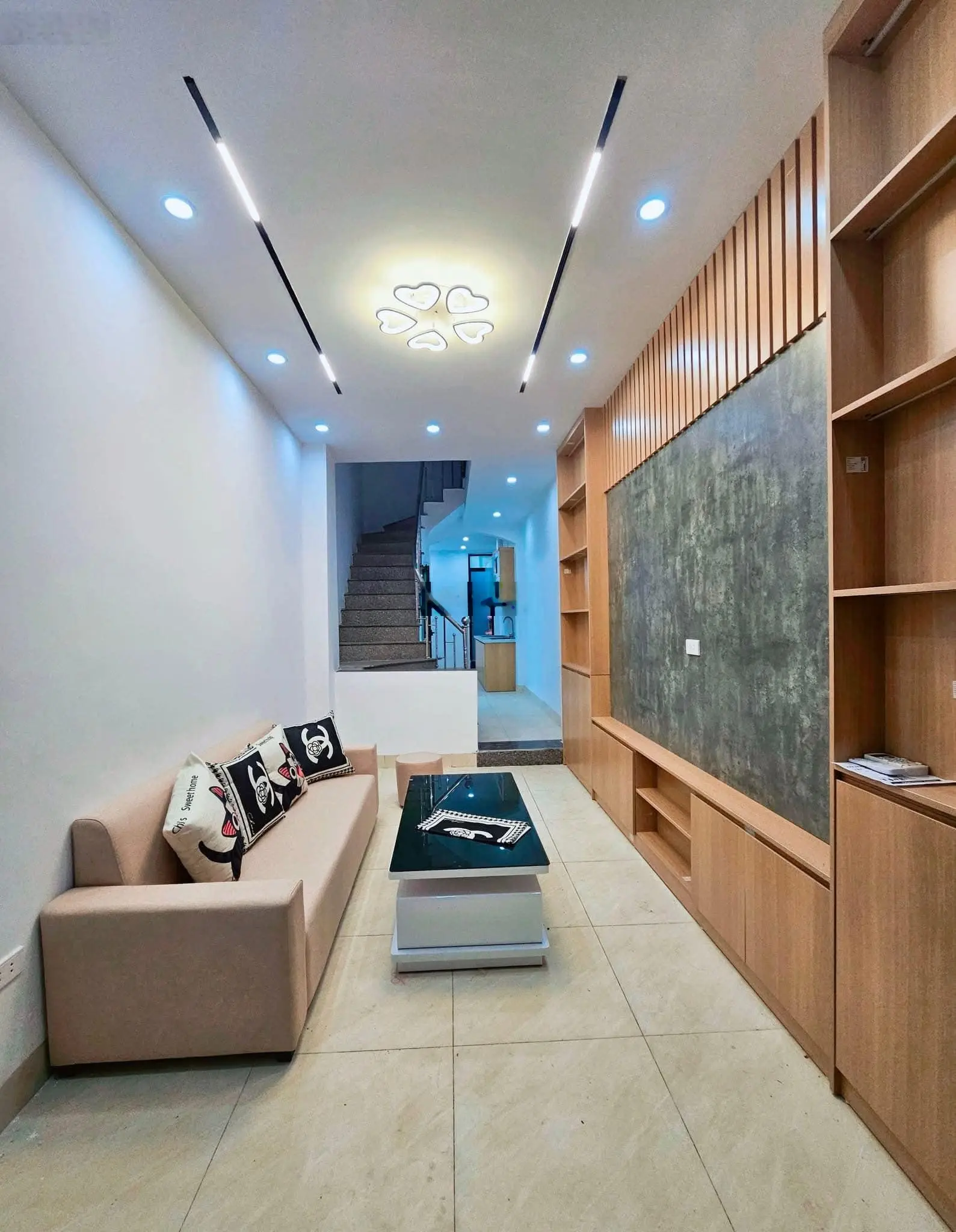 Chỉ 5.7 tỷ - nhà đẹp Trần Khát Chân - 5 tầng - 6 ngủ - 30m ra ô tô