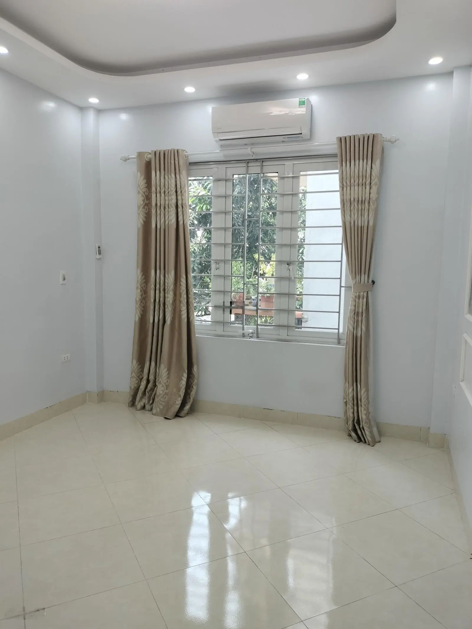 Hàng xóm nhờ bán nhà ngõ 467 Lĩnh Nam - Hoàng Mai ngõ rộng sổ riêng 30m2 5 tầng giá 4,89 tỷ có TL