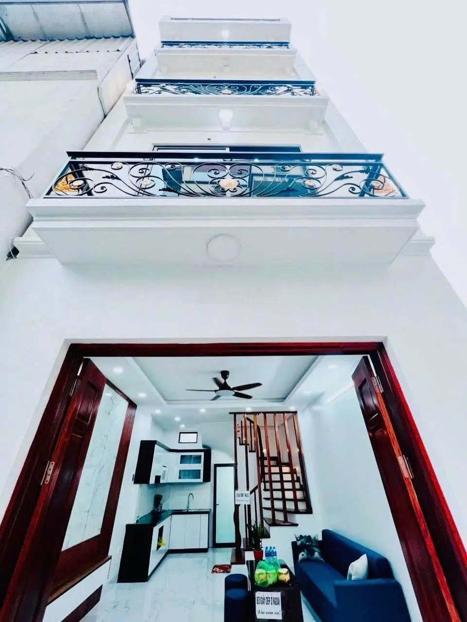 Siêu phẩm 1 lô nhà 5 tầng mới tinh, sổ sẵn, GPXD đầy đủ, ngõ ô tô đỗ. Giá tốt. LH 0913 968 394