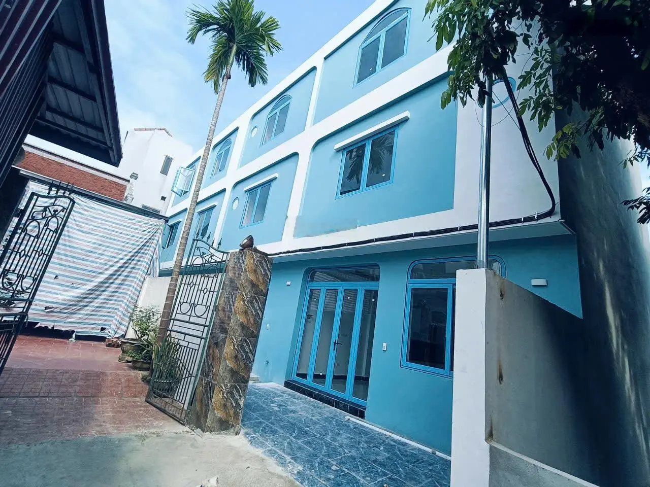 Bán căn 3tầng*45m2. Vị trí + thiết kế đẹp ngõ rộng, có sân riêng. Ô tô lùi tận cửa. Gần cầu Tân Phú