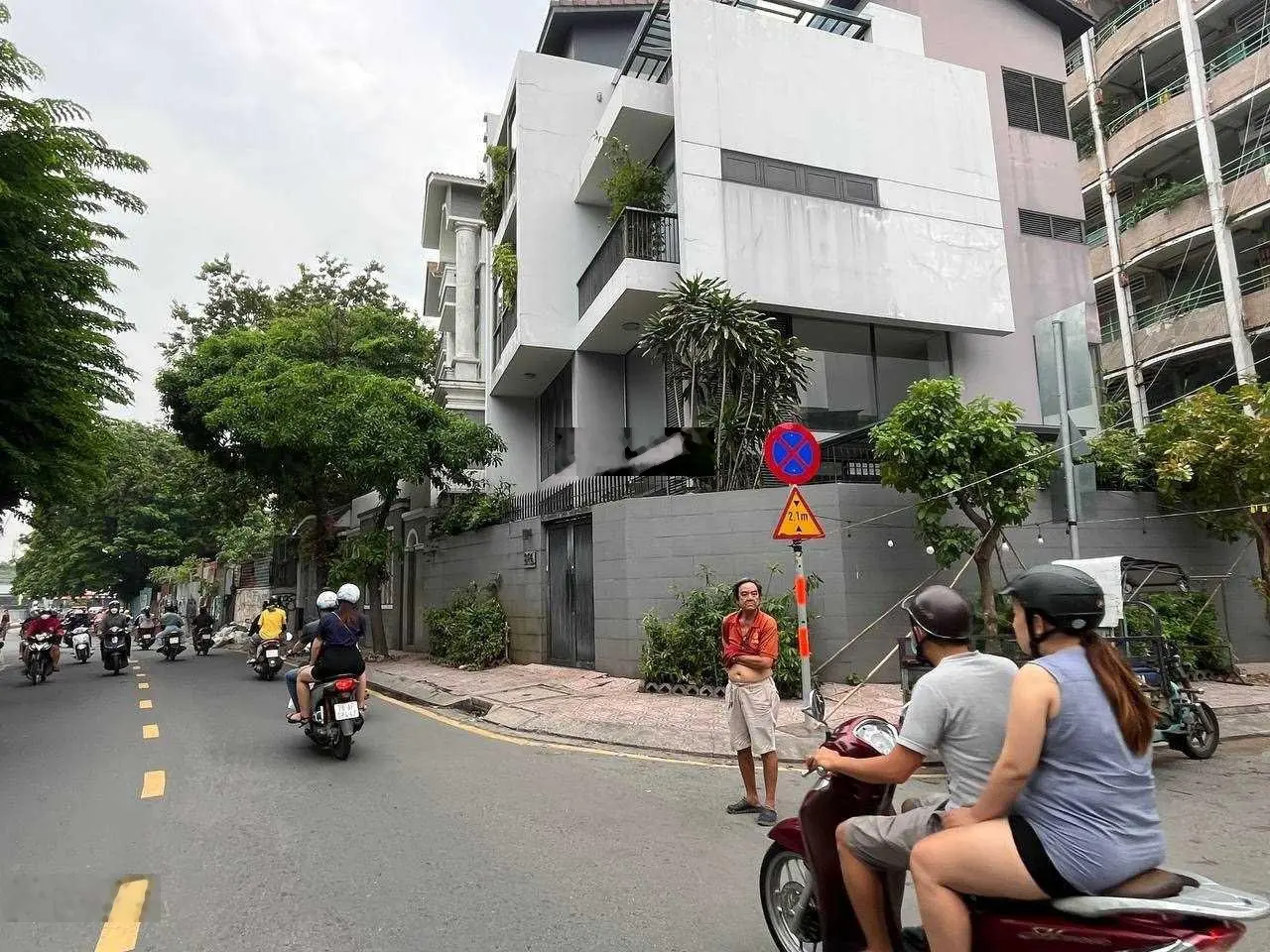 Bán nhà mặt tiền đường Trường Sa, P2, Phú Nhuận. DT 8x17. Hầm 4 tầng. HĐT 180tr/tháng. Giá 60 tỷ