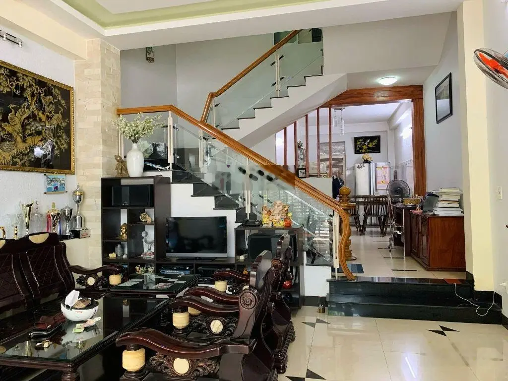 Sở hữu ngay căn nhà với vị trí tiềm năng vuông góc với phố thương mại Phan Đăng Lưu ngay hôm nay