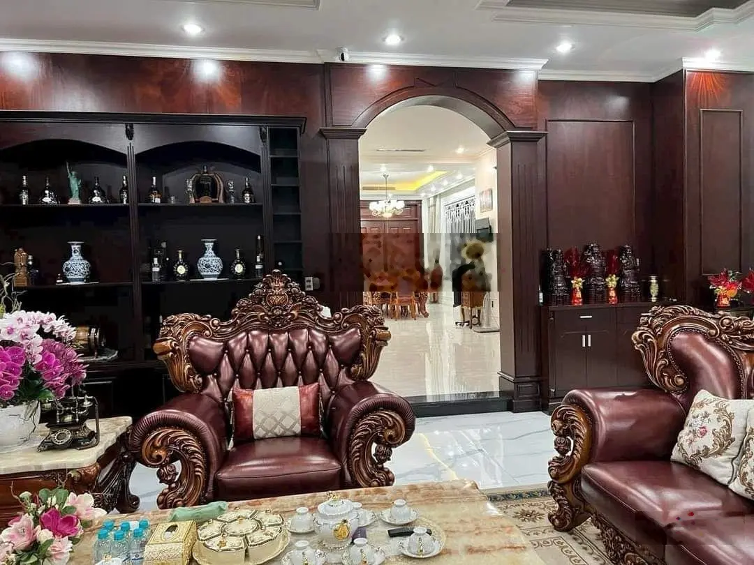 Chủ cần tiền bán lại biệt thự vip trong trung tâm hành chính TP Dĩ An, Bình Dương. DT 550m2. Giá rẻ