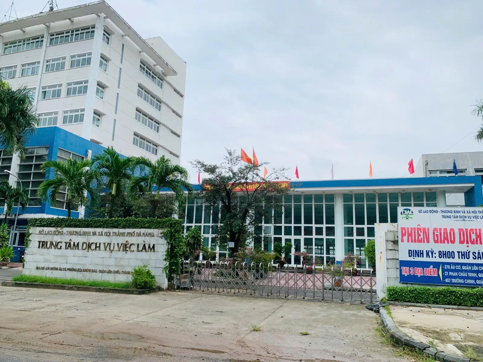 Bán gấp Đất mặt tiền đường 7m5 đối diện Trung Tâm Việc Làm Âu Cơ, gần Lạc Long Quân. 95m2