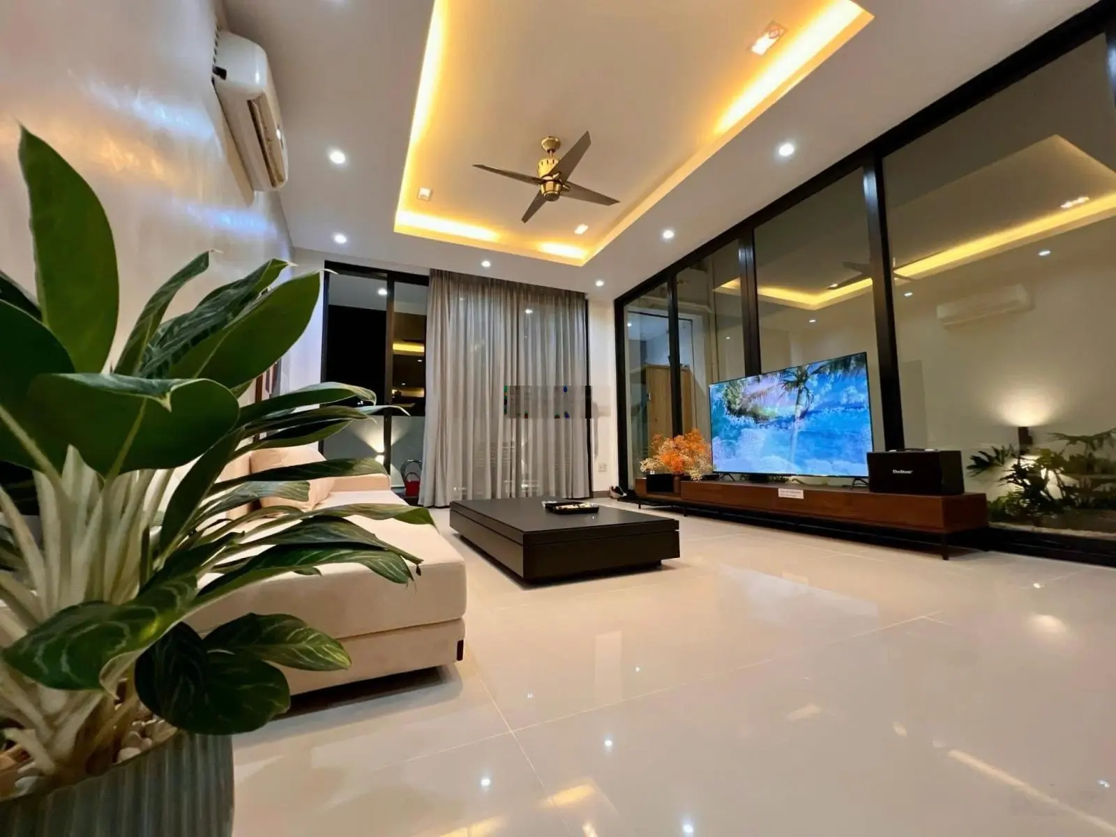 Bán Villa 3 tầng gần bãi tắm Mỹ Khê, sát cầu sông Hàn 200m2