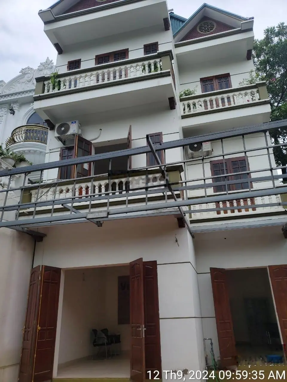 Hơn 3 tỷ. Có ngay 124m2 sẵn nhà 3 tầng chỉ việc dọn về ở. Đường thông ô tô cách đường QL6 hơn 100m