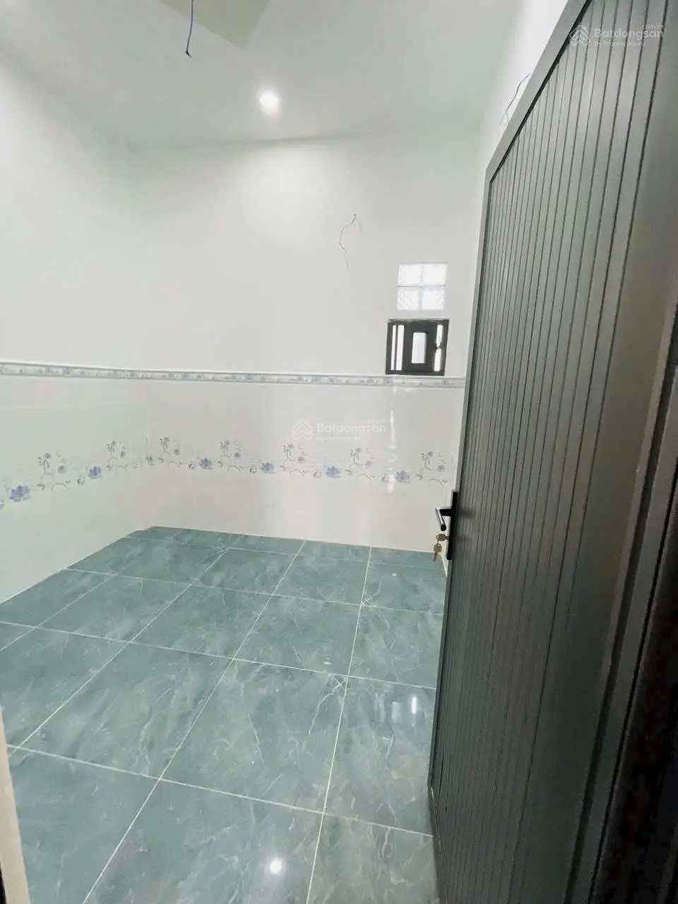 Nhà mới xây, ngay ủy ban xã Qui Đức (5,2 x 16)m 1 lầu 3,9 tỷ. Đường nhựa khu phân lô