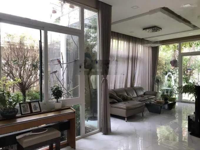 Bán biệt thự đẹp có sân vườn khu DC Làng Đại Học ABC, Phước Kiển. DT: 10x25m, 3 lầu, giá: 23.99 tỷ