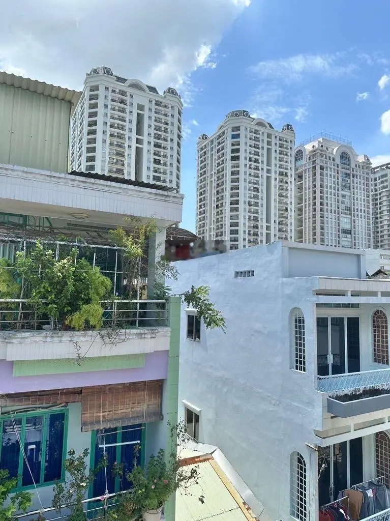 Nhà bán Lê Tung Q.11 - 4.5m x 10m - 4 tầng BTCT - nhà đẹp ở liền - hẻm xe hơi - giá 6 tỷ 200 triệu