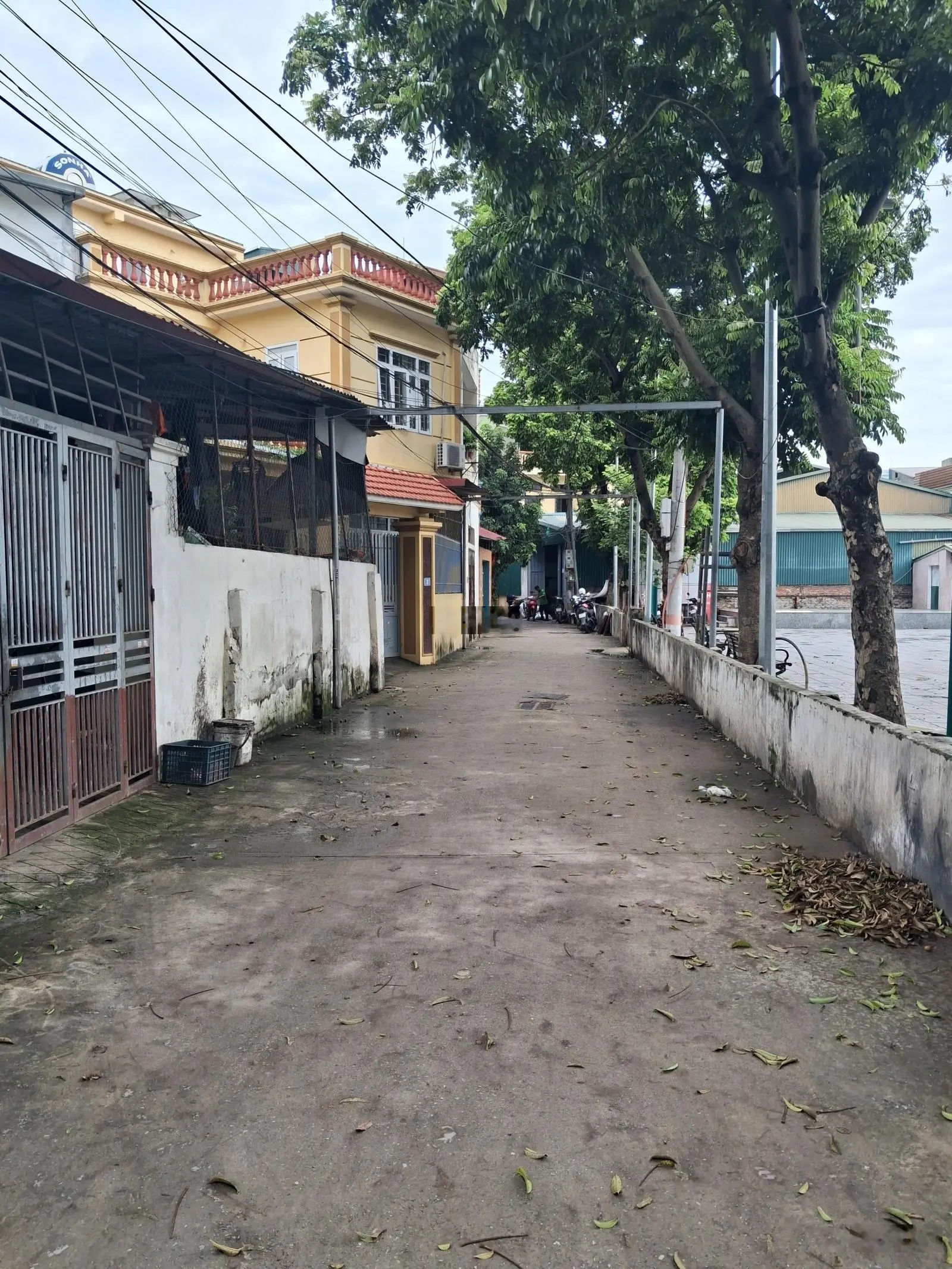 Thúy lĩnh nhà 5 tầng khung cột chắc thoáng trước sau gần ô tô