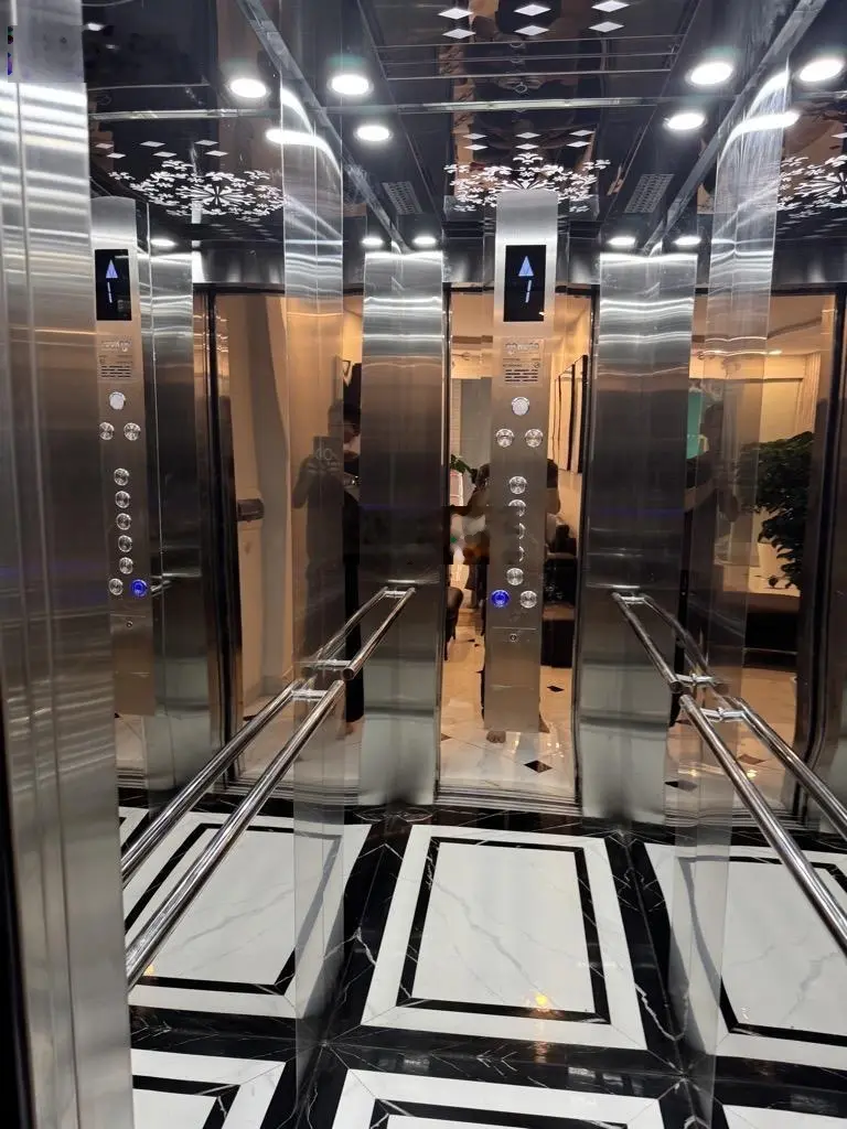 Nhà đẹp đường Võ Chí Công, 40m2, 5 tầng, thang máy, Ô tô đỗ cửa