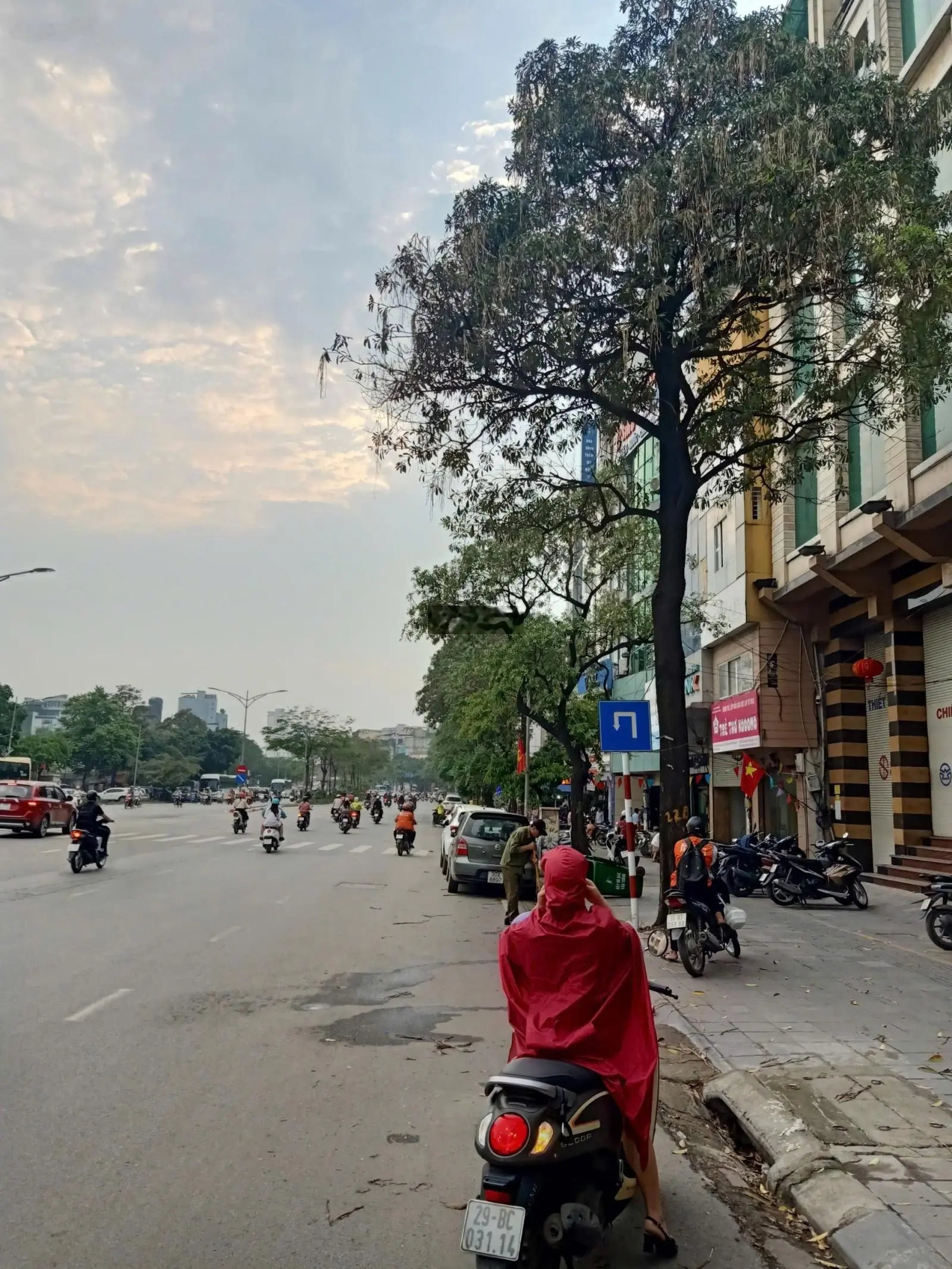 Bán TÒA NHÀ MẶT PHỐ TRẦN KHÁT CHÂN. Dòng tiền 300tr/th. Dt290m x 7t mt8.4m giá Chào 161 tỷ cóTl.