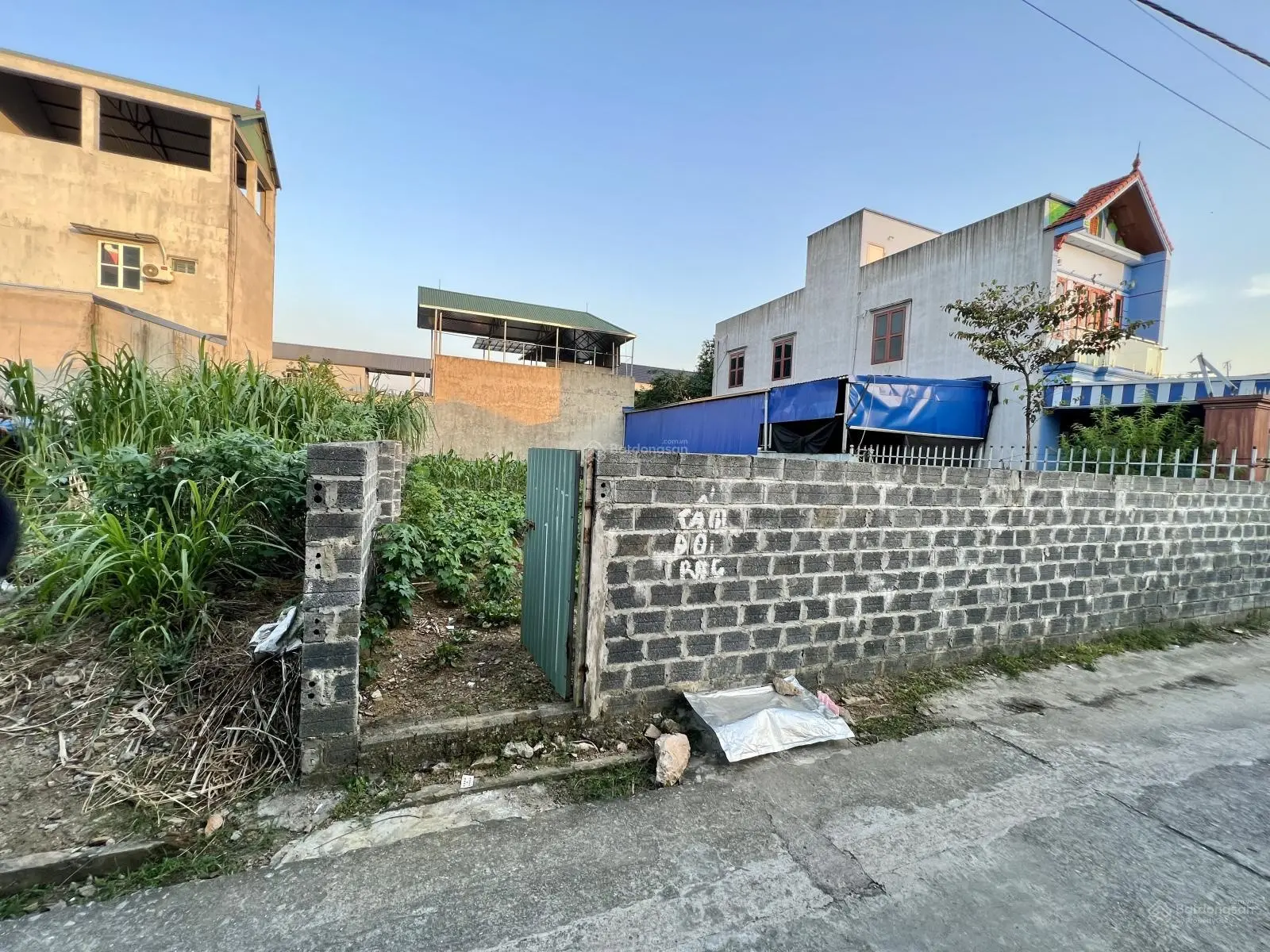 Lô đất S= 104,9m2 vuông vắn, gần ngay đường TL412B. Cách trường học, chợ cóc 100m. Sẵn sổ hồng