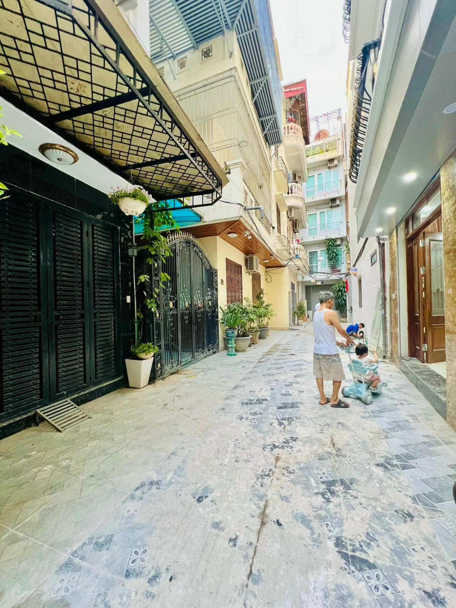Bán nhà Phố Đại La Cách 2 Nhà Ra Phố Trước Nhà Rộng 5M ngay Ngã Tư Vọng Lô Góc 5 Tầng Xây Mới