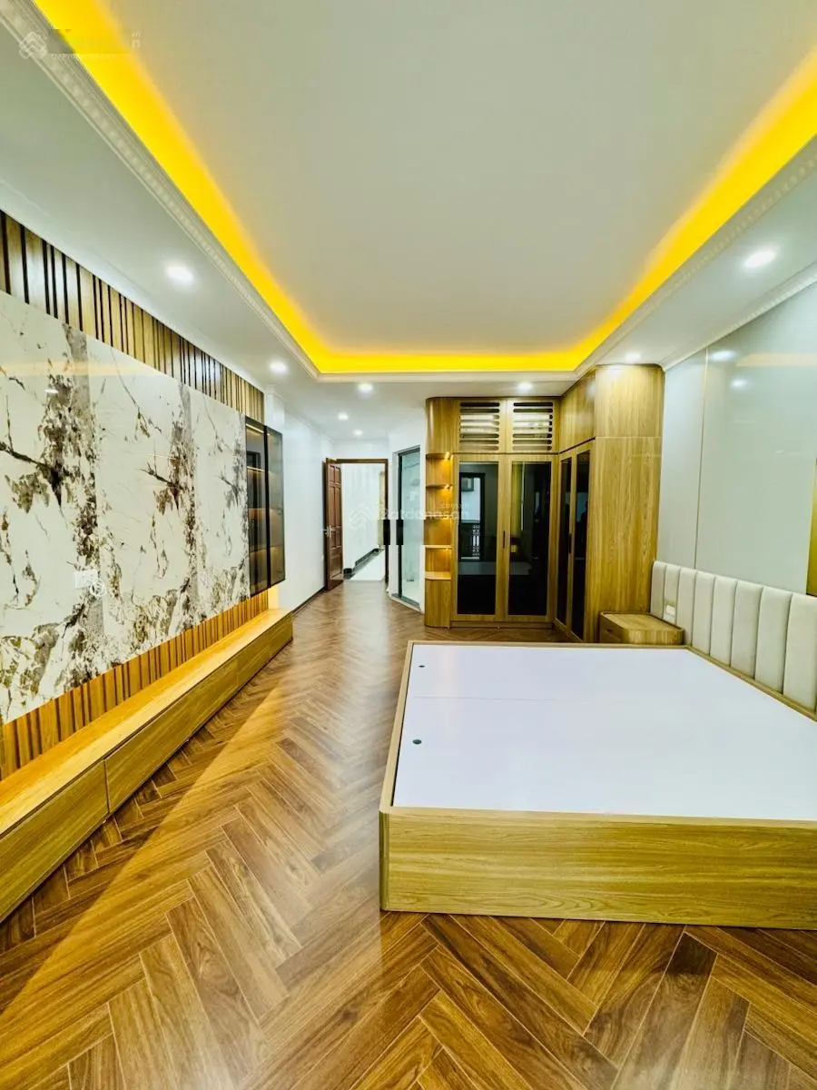 Bán nhà quận Hai Bà Trưng, 71m2, 6 tầng, thang máy, tầng 1 để được 3 ô tô