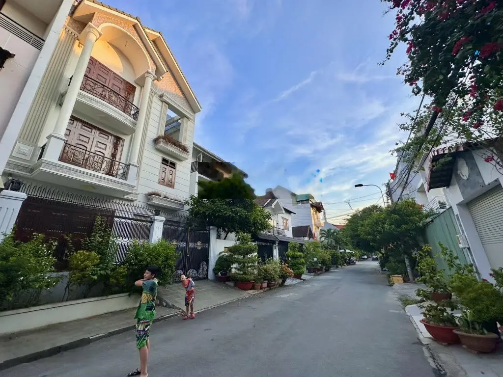 Nhà MT ngay Phạm Văn Đồng - Gigamail, ngang 8m, 3 tầng, khu Bên Sông chỉ 15,6 tỷ thương lượng