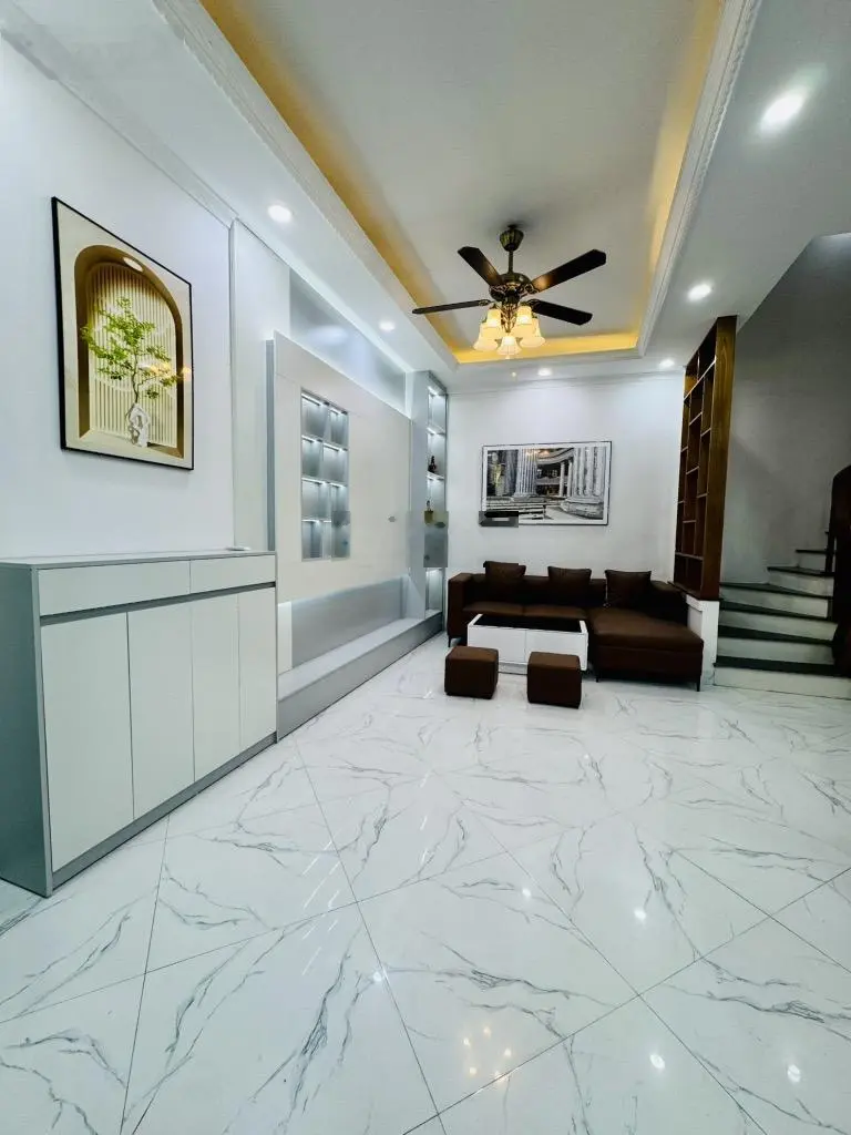 Nhà Nguyễn Khoái, ô tô tránh, 35m2 5 tầng, nhà mới, an ninh, giá 5.9 tỷ