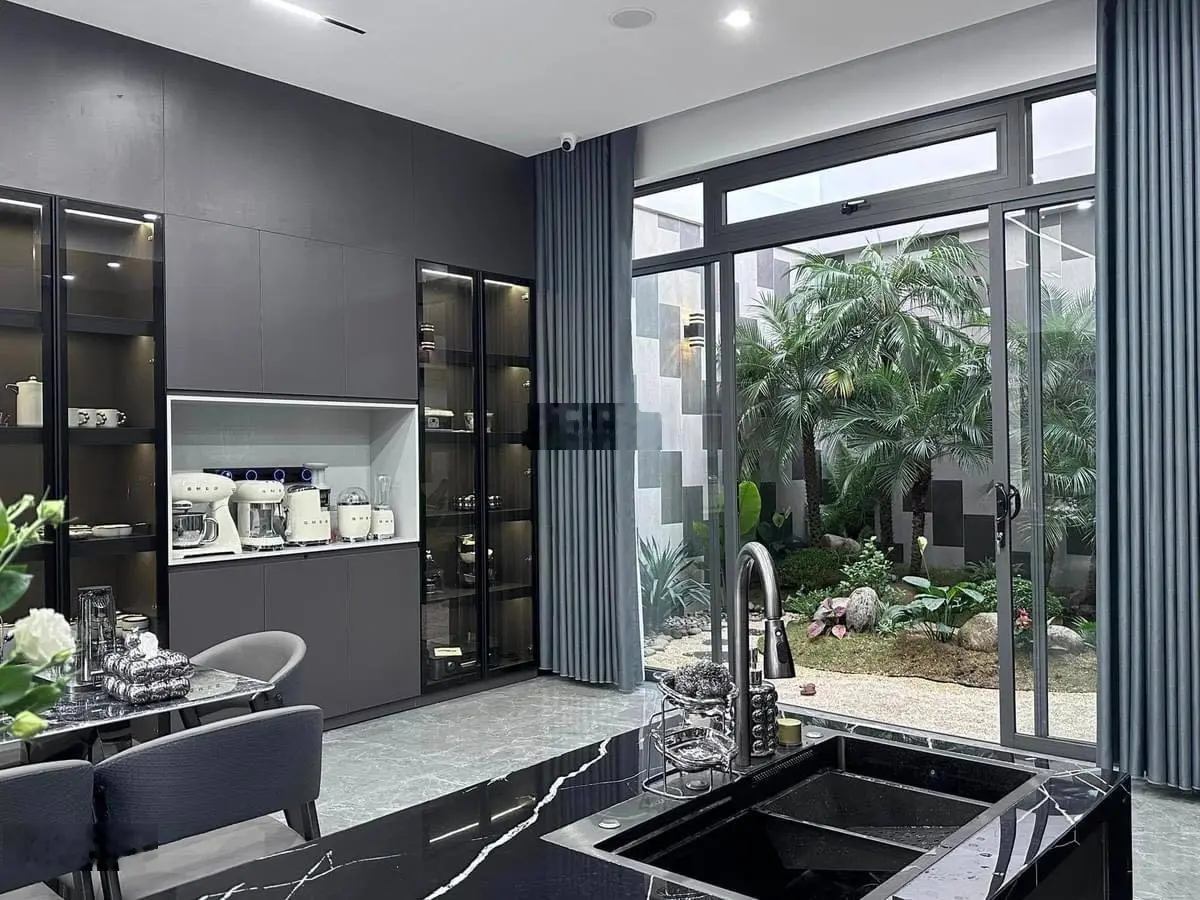 Bán mặt phố víp Hoàng Cầu - Đống Đa, ô tô vào nhà, hiếm nhà 120m2/7T 6m MT, nhỉnh 30tỷ