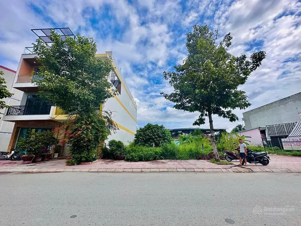 Cần vốn bán gấp lô đất 100m2 ngay MTĐ Tạ Uyên gần Trường TH Đỗ Thừa Luông, P. 1. Giá chỉ 850tr, SHR