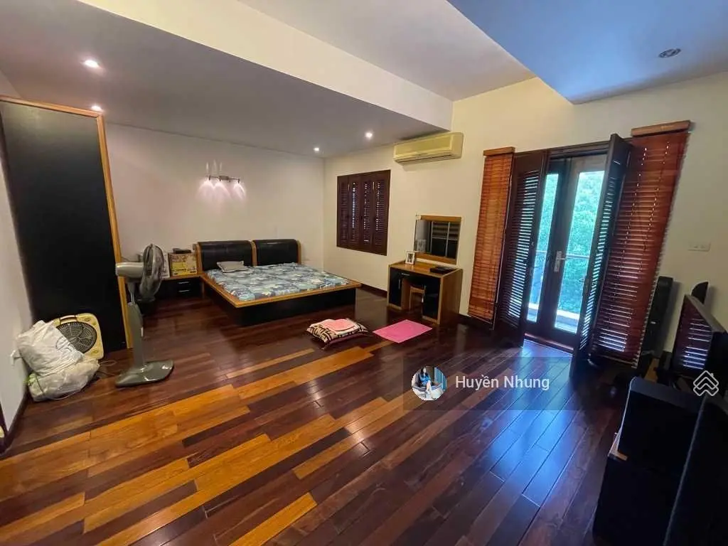 Biệt thự Việt Hưng, đẹp, ở thích, 186m2*4tầng, hơn 30 tỷ, chủ thiện chí bán. kinh doanh sầm uất