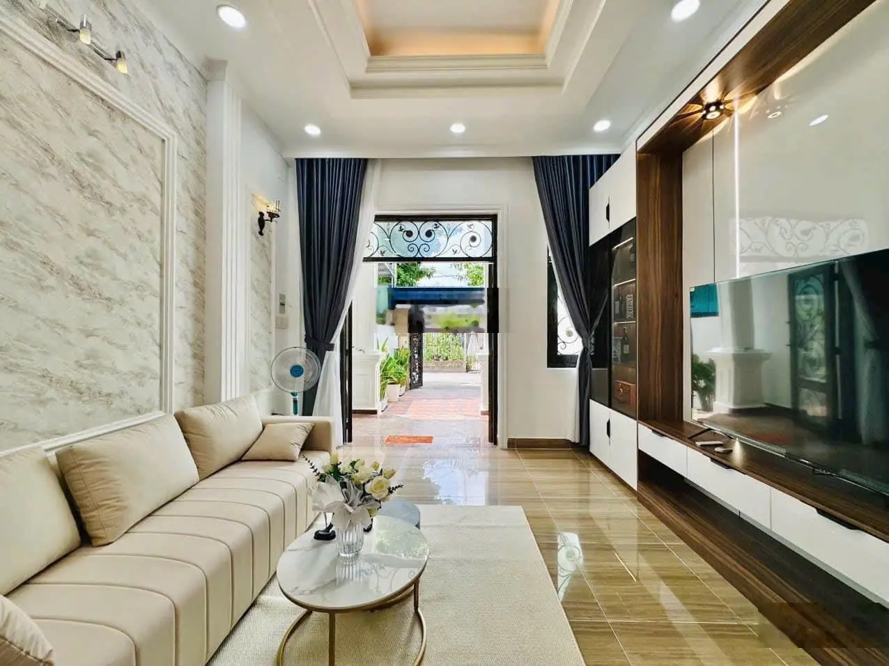 Bán gấp nhà đường số Khánh Hội. Phường 6. Quận 4. Giá 3 tỷ 990. Bớt lộc. Sổ riêng. Gọi 0904 430 ***
