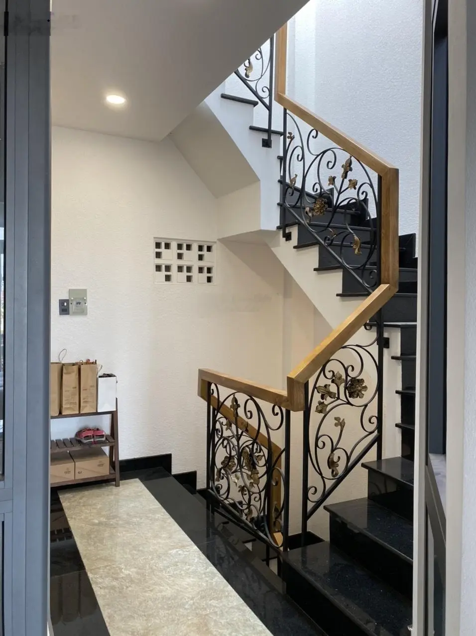 Hẻm 5m thông Phan Văn Trị! Nhà mới 6 Tầng 4,4x14m sổ A4. Khu sang, có thể vừa ở vừa KD đa lĩnh vực.