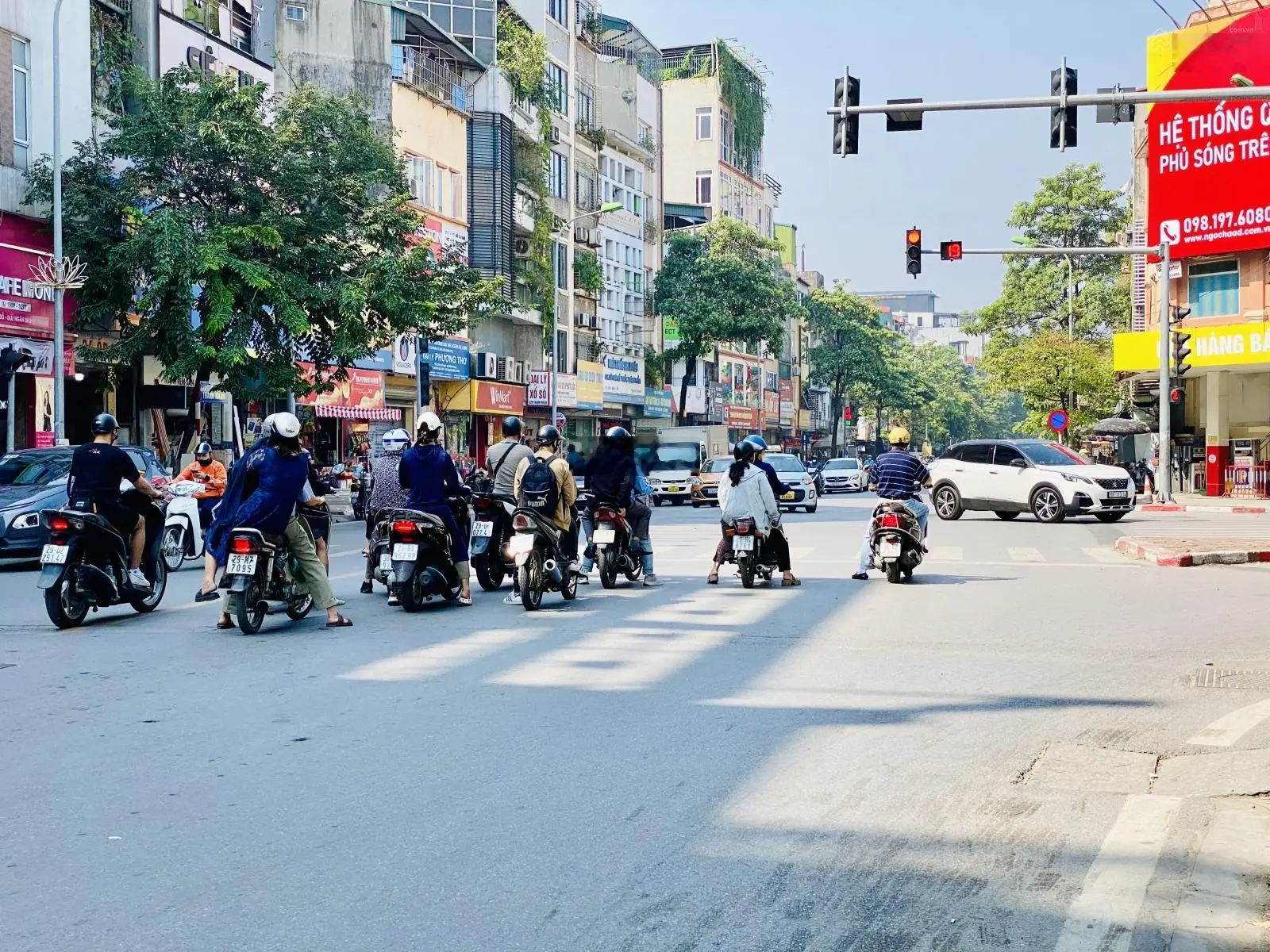 Bán nhà phố Thanh Nhàn - Hai Bà Trưng - ô tô 4 chỗ lùi cửa - 35m2 4 tầng chỉ hơn 5 tỷ còn bớt
