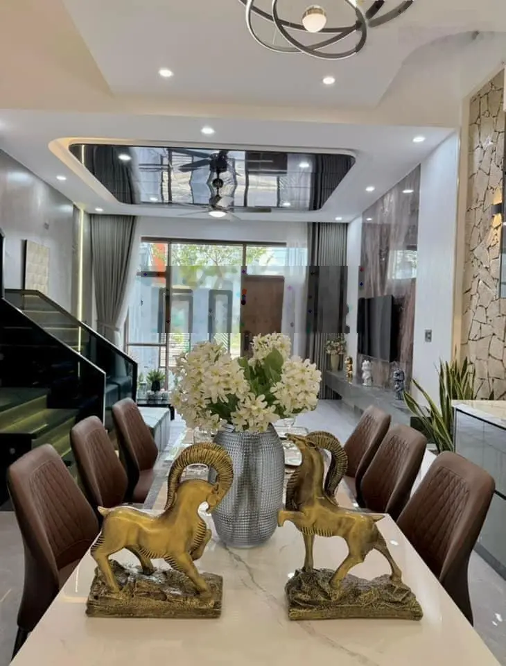 Bán nhà đẹp 3 tầng full nội thất tâm huyết toạ lạc tại Nam Hoà Xuân, sau lưng shophouse Minh Mạng