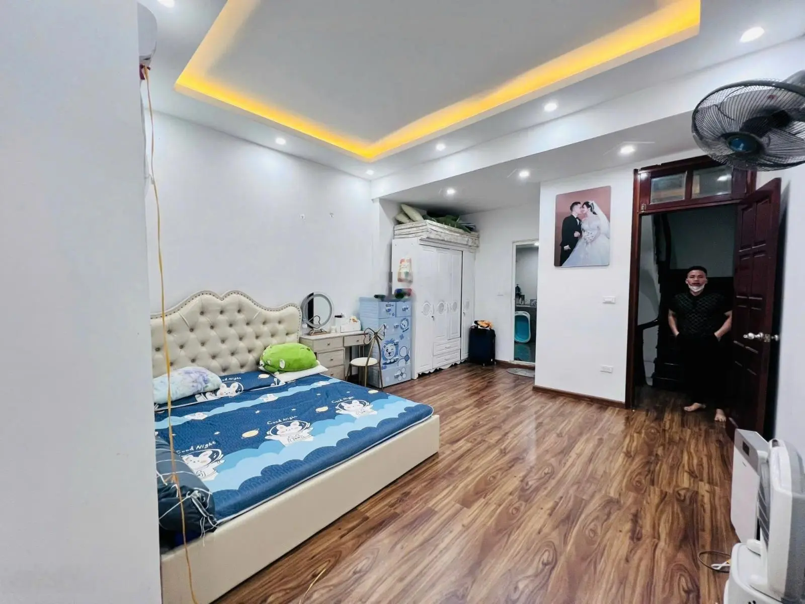 Bán gấp căn nhà ngõ 1194 đường Láng, DT 40m2, 5 tầng, MT 4m, 8,5 tỷ có thương lượng