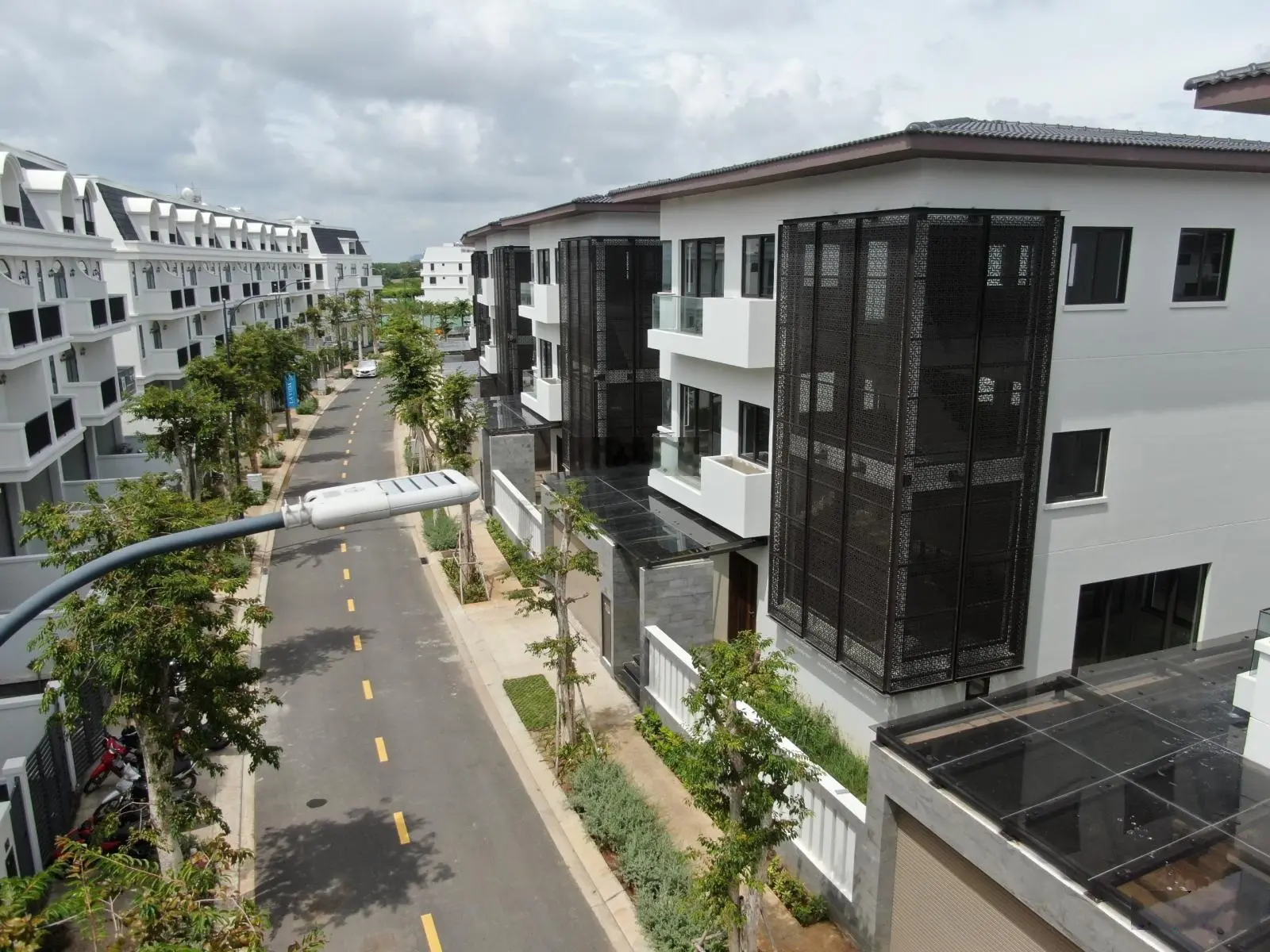 Cần bán nhanh căn gốc sân vườn 136,1m2, 8,2 tỷ bán 7,8 tỷ giá bao gồm thuế phí + 5% sổ
