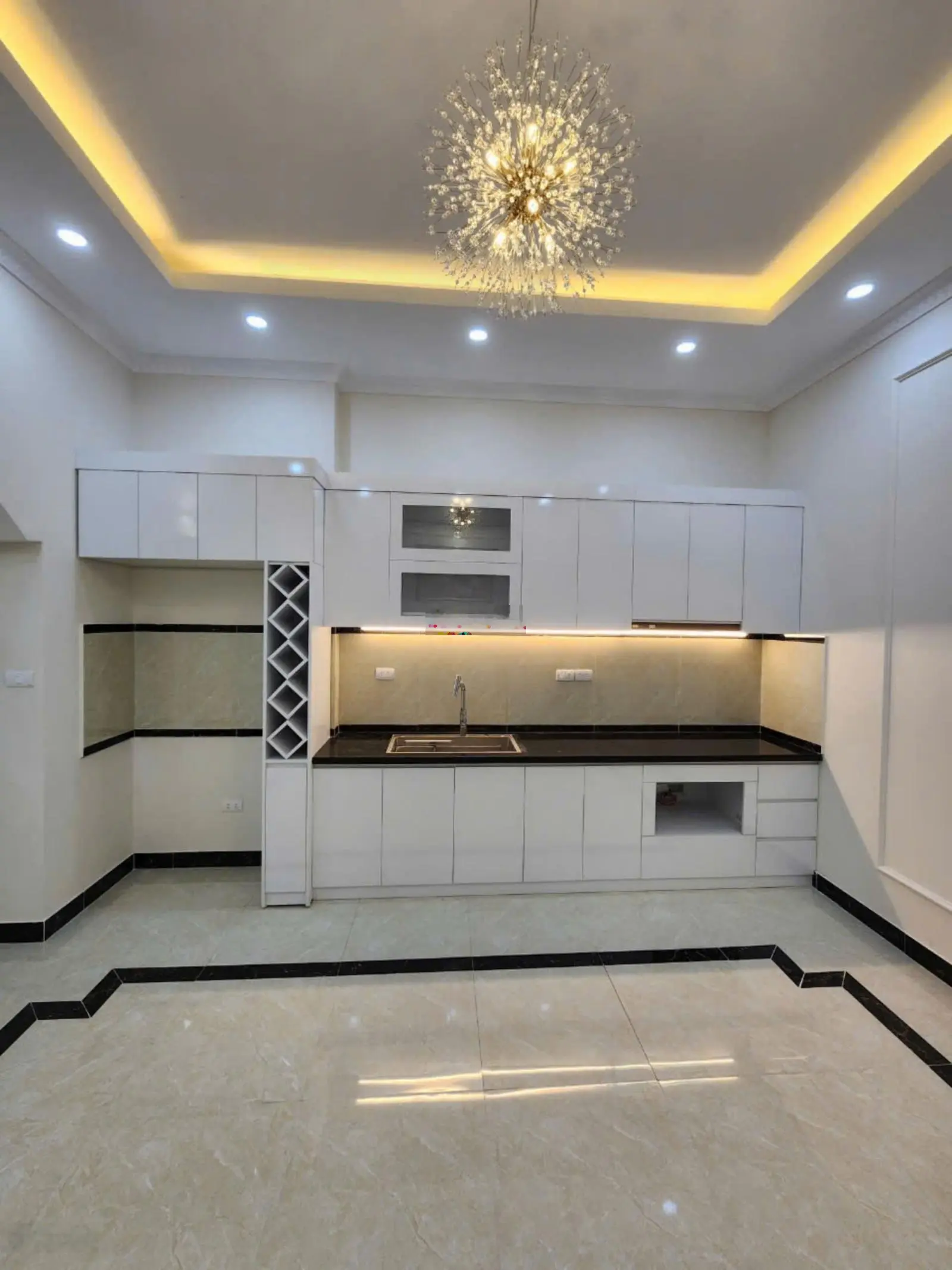 Cần bán ngôi nhà ô tô tránh ngõ 205 Xuân đỉnh. SĐ 70m2x5T, 2 MT. Chủ xây ở chắc chắn, 4PN master