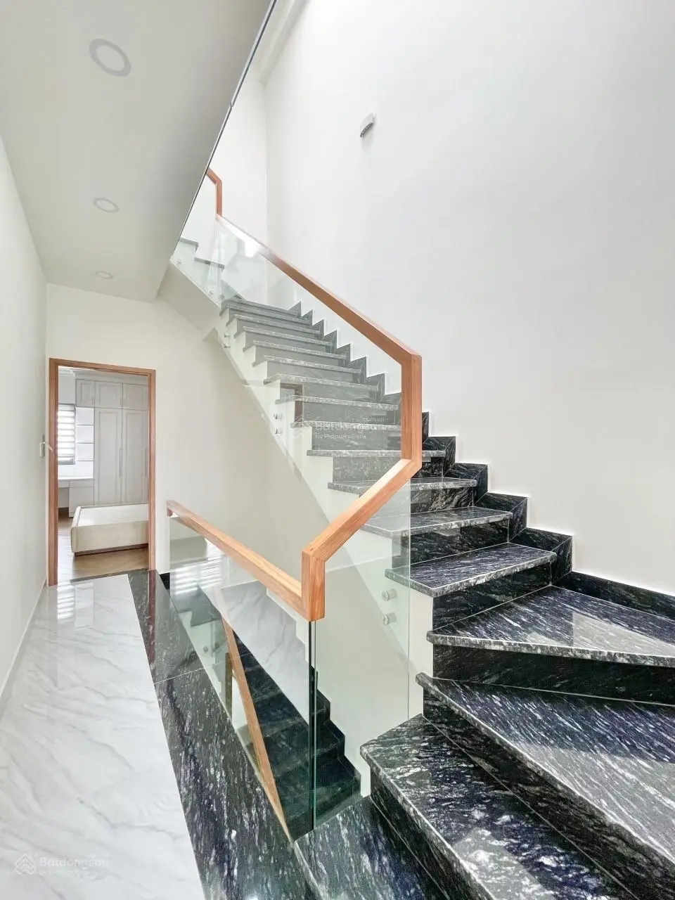 Siêu hiếm, Quốc lộ 13, Hiệp Bình Phước, hẻm xe tải 8m, 4 tầng, 105m2, sổ hồng hoàn công, chỉ 10 t.y