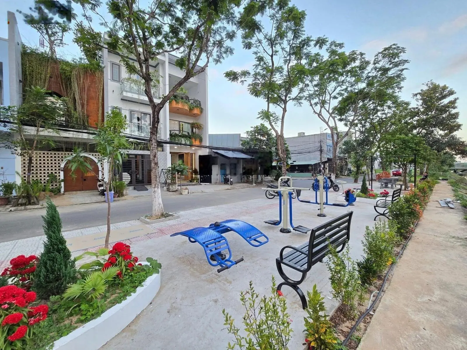 Nhà 3 tầng mt đường chúc động hoà minh.lc
