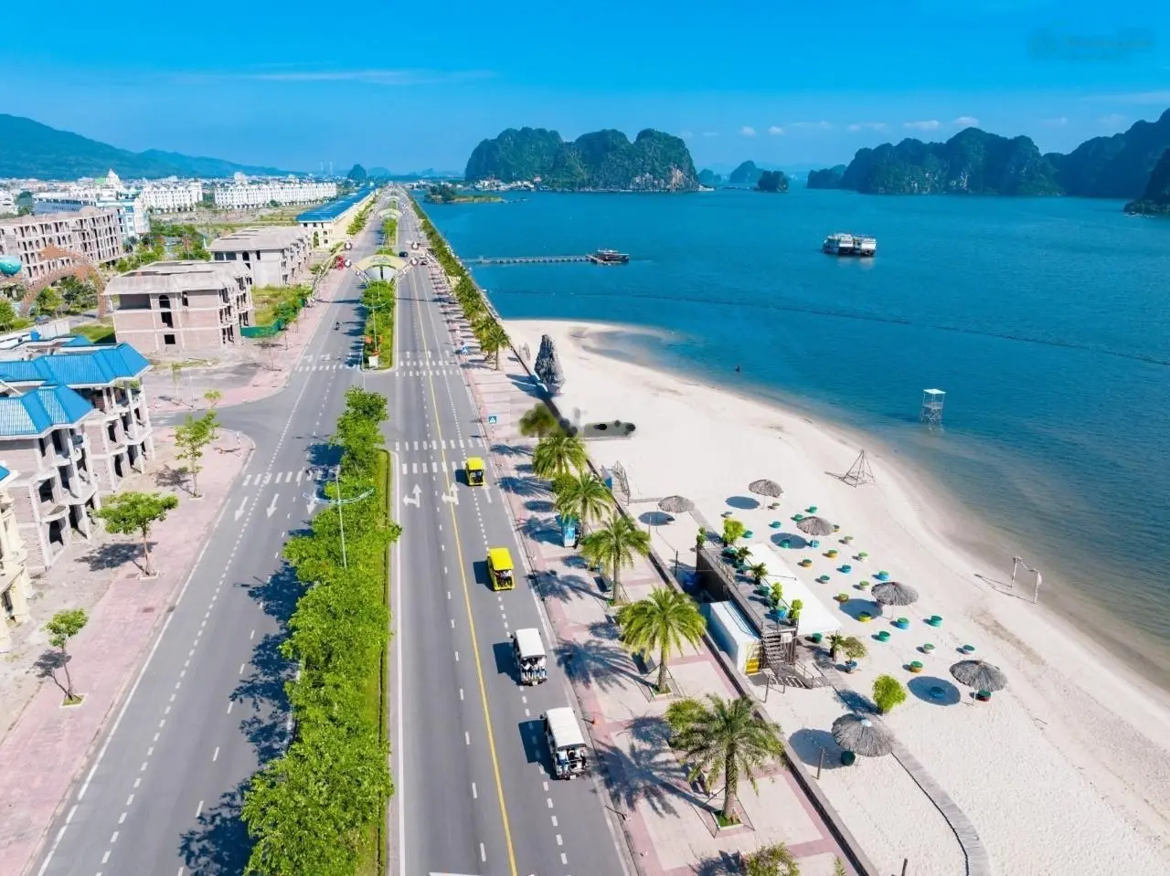 Ô ngoại giao, sát biển, đất nền sổ đỏ view trọn Vịnh Bái Tử Long, cách bãi tắm 50m, S=114m2