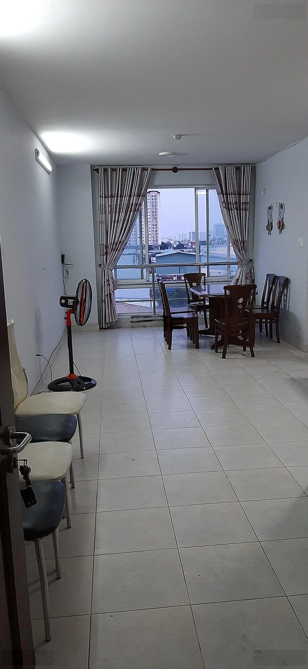 Chủ bán căn hộ Sacomreal Hòa Bình, diện tích 60m2, 2 phòng ngủ, giá 2.4 tỉ, sổ hồng lâu dài