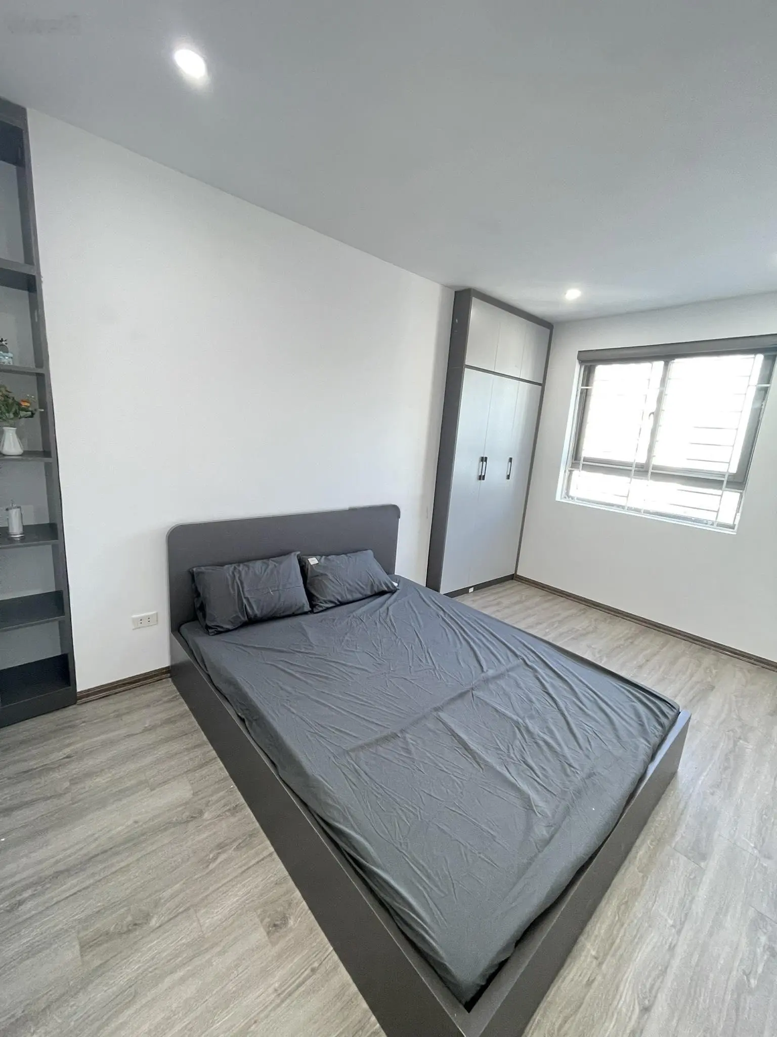 Chính chủ cần bán gấp căn hộ 2 phòng ngủ 71m2 full nội thất siêu đẹp view hồ giá tốt LH 0965 289 ***