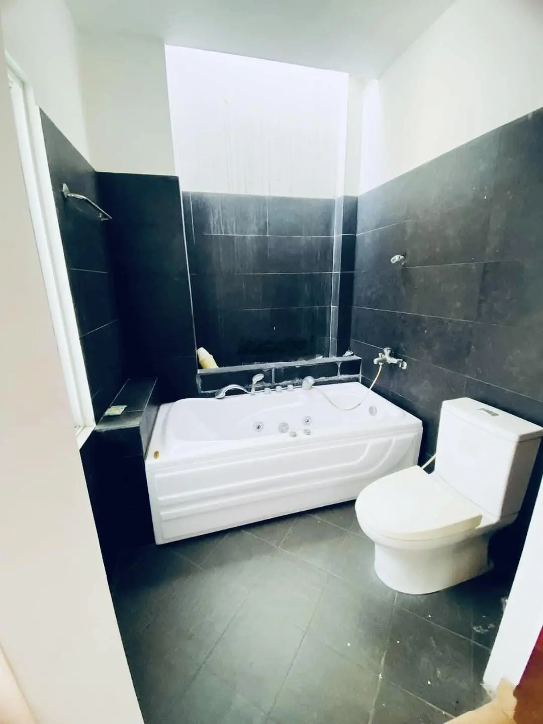Bán nhà 4 tầng (5.3/5.6x14.5) BTCT kiên cố, hẻm xe hơi, ngay Lạc Long Quân - Hồng Lạc, Tân Bình