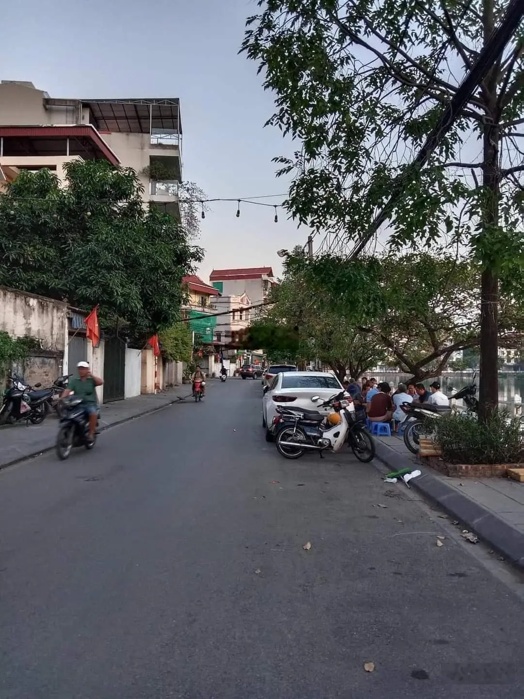 Bán 64m2 nhà cấp 4, 3 thoáng, mặt tiền rộng, ôtô tránh, kinh doanh, view hồ Bồ Đề