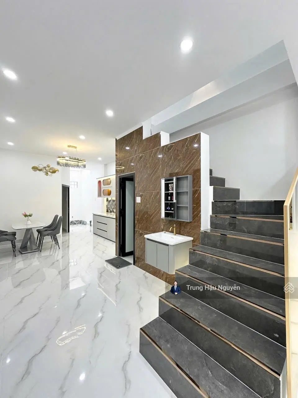 Nhà hẽm ô tô 2,5m số 863 Nguyễn Trung Trực, Nhà 2 tầng, mới 100%, hoàn thiện nội thất cao cấp, SHR