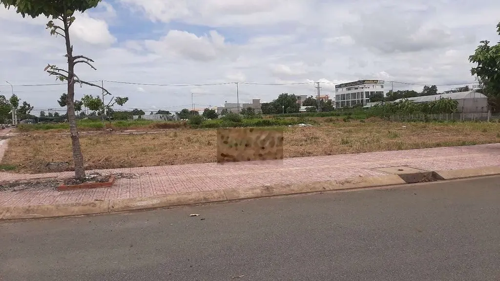 Cần bán gấp lô đất ngay Mặt Tiền Đường Hương Lộ 6, giá 975 triệu. SHR