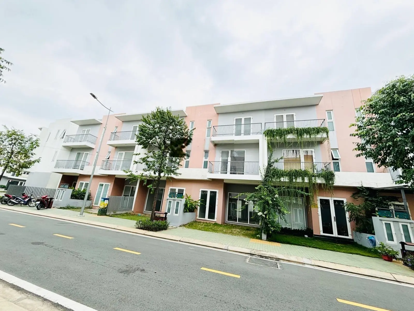 Bán nhà phố trệt 2 lầu 90m2 Dragon Village, đã có sổ hồng giá chỉ 5.x tỷ, LH 0938.030.490