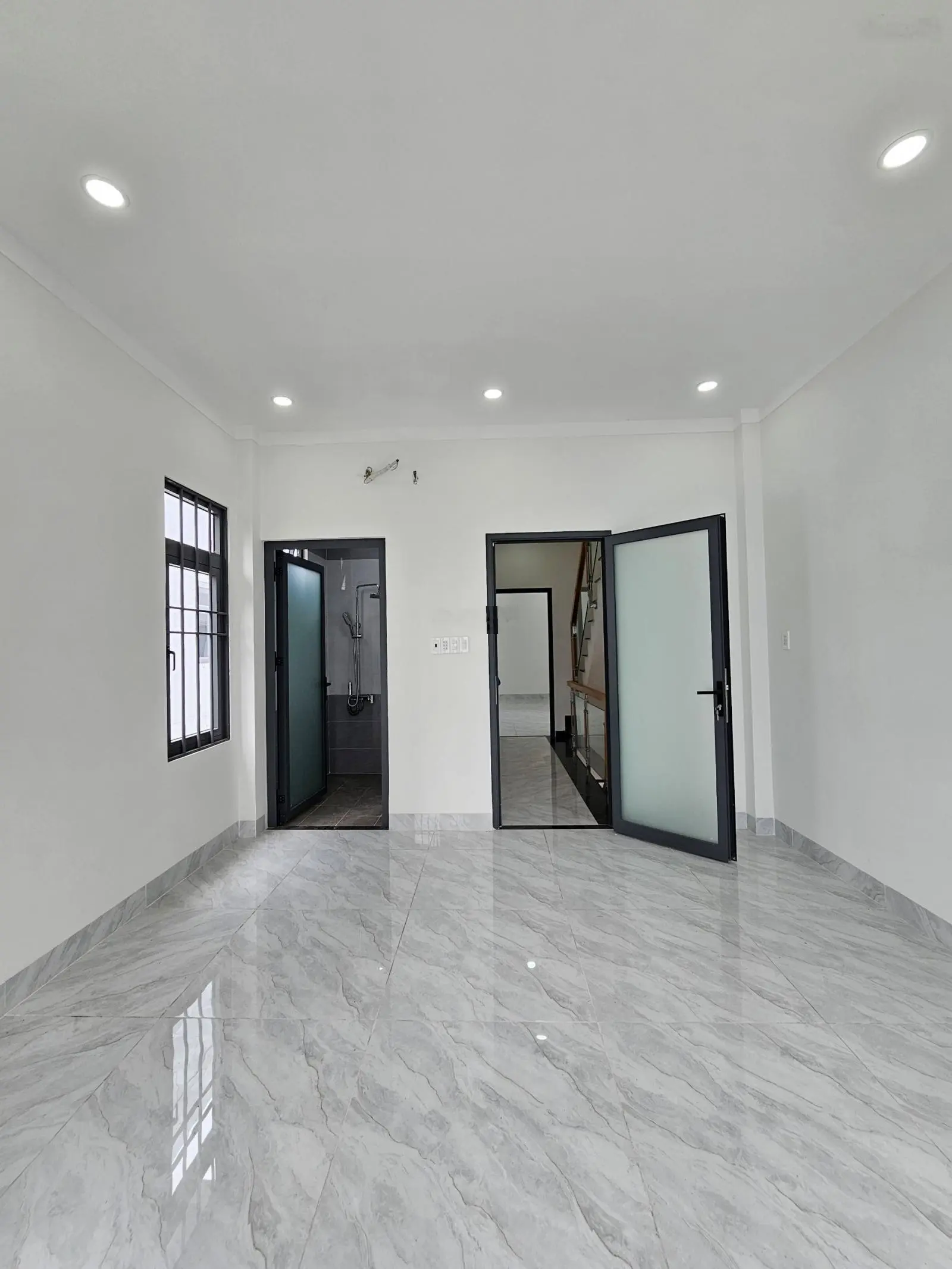 3 tỷ 950 bán nhà 2 mặt tiền 1 trệt 2 lầu KDC đẹp, P. Bình Chuẩn, TP. Thuận An