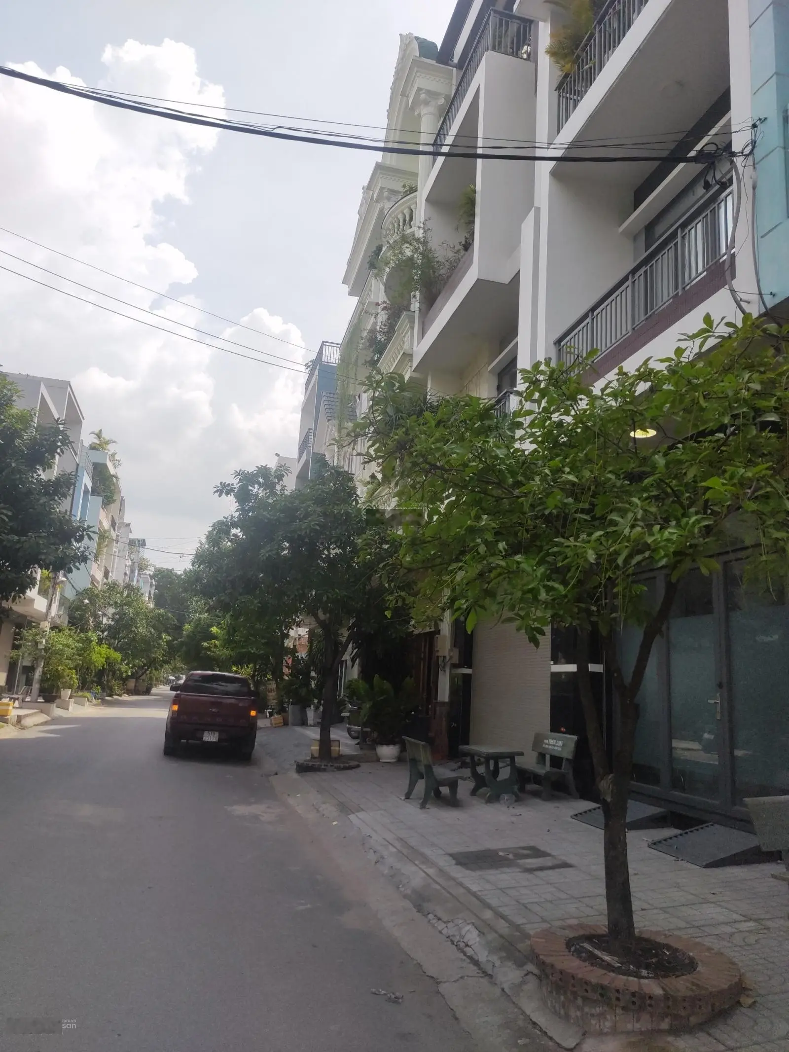 Bán nhà Ngay Lê Văn Quới, 3 Tầng Mới Đẹp, Hẻm xe hơi rộng rãi, 4x11, Sát Ngã 4 Bốn Xã.