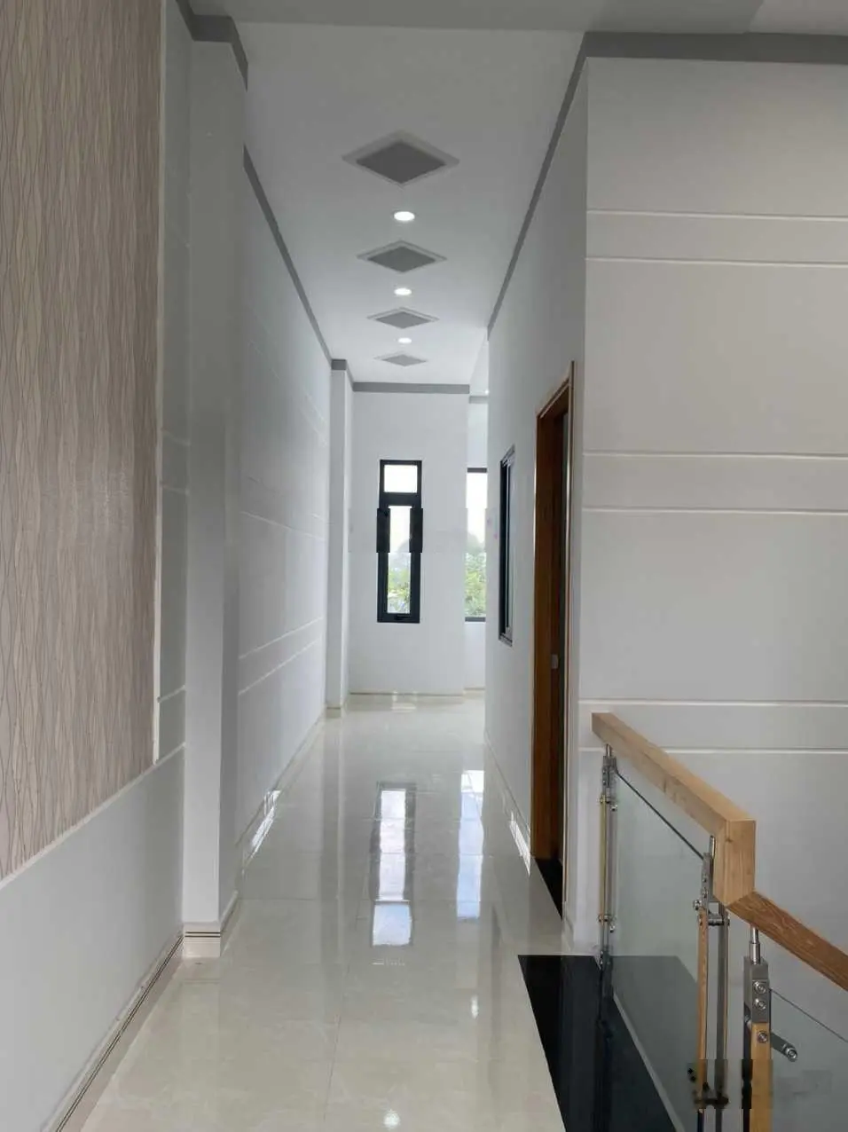 Nhà bán Dĩ An 2 lầu - sổ hồng riêng đã làm hoàn sân ô tô 7 chỗ