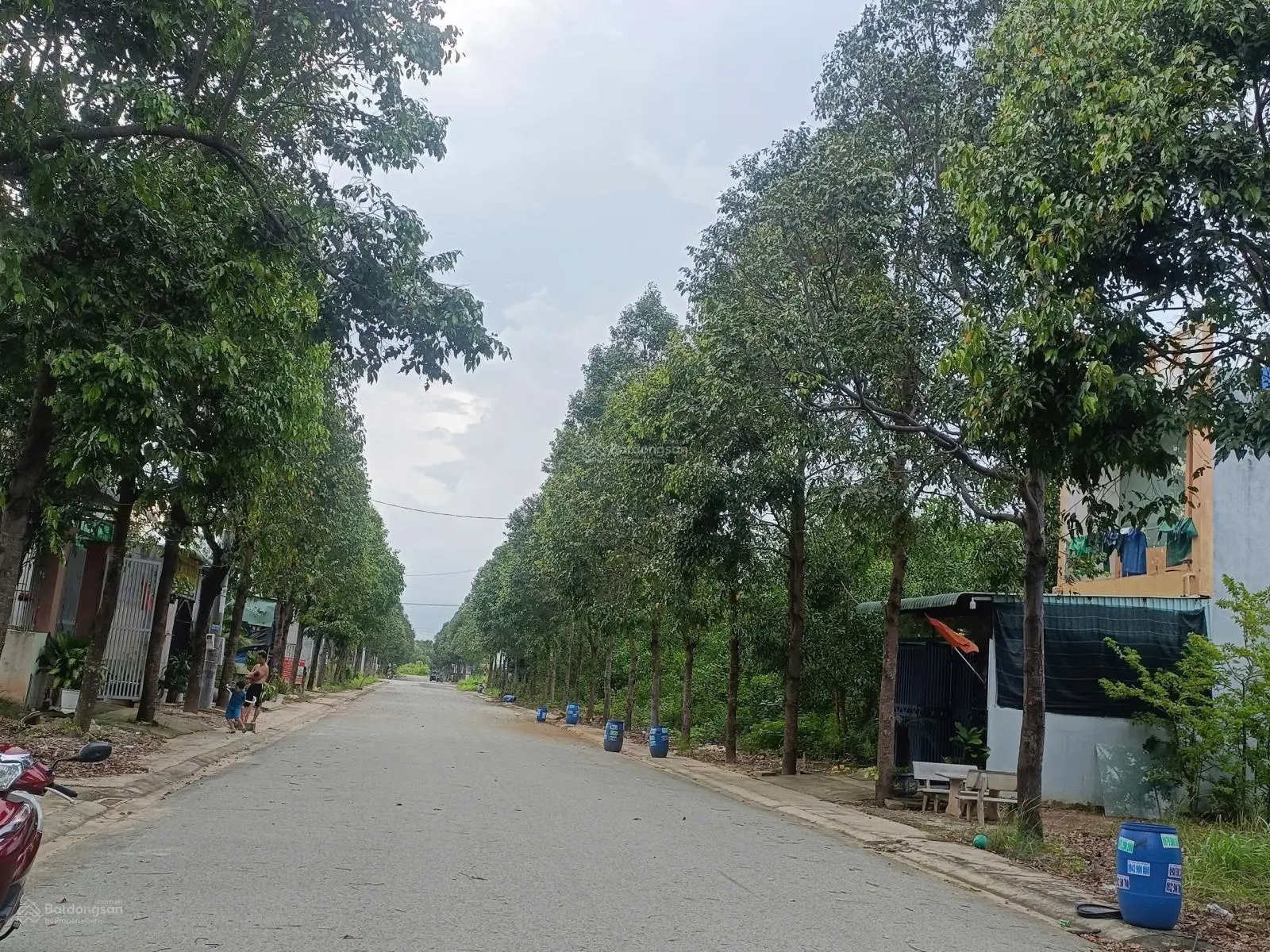 Kẹt tiền bán nhanh lô đất sát Quốc Lộ 13, ngay KCN Mỹ Phước 4, dân đông kín