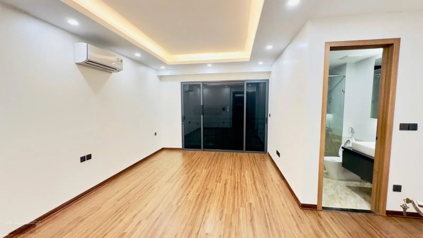 HOÀNG MAI CẠNH HỒ ĐỀN LỪ DT-71M+MẶT TIỀN 5,5M+7 TẦNG +THANG MÁY ÔTÔ VÀO NHÀ - Ở+CHO THUÊ VĂN PHÒNG