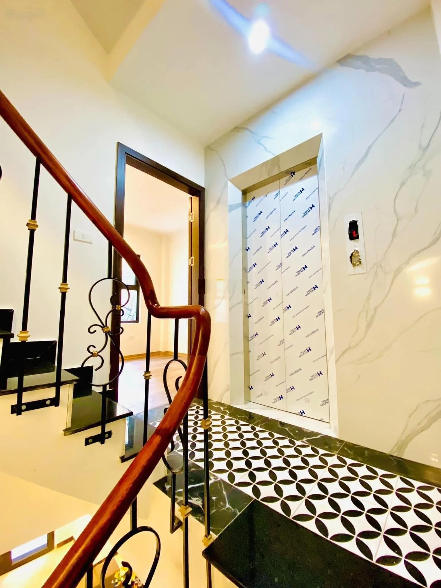 Bán nhà phố Tôn Đức Thắng quận Đống Đa, 40m2, thang máy, 5 tầng, lô góc, giá 8.2 tỷ