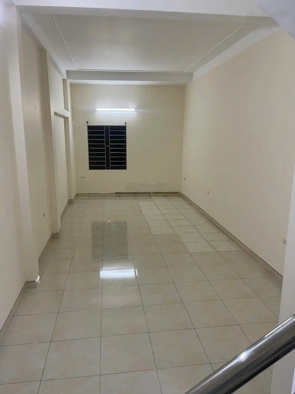 Bán Gấp Nhà 5 Tầng, Tây tựu, Gần trường THCS, Cách mặt phố 20m, Dt 42m2. Mt hơn 4mx Giá : 5,2 tỷ