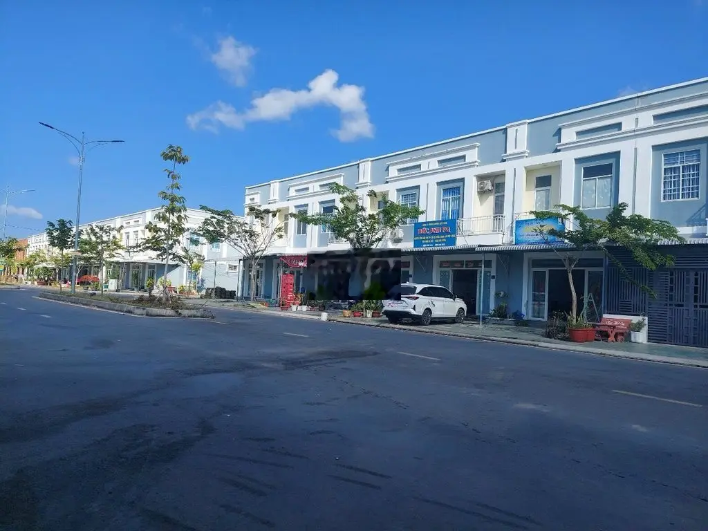 Nhà mặt tiền cao cấp, cạnh bên trường chuyên Nguyễn Thiện Thành