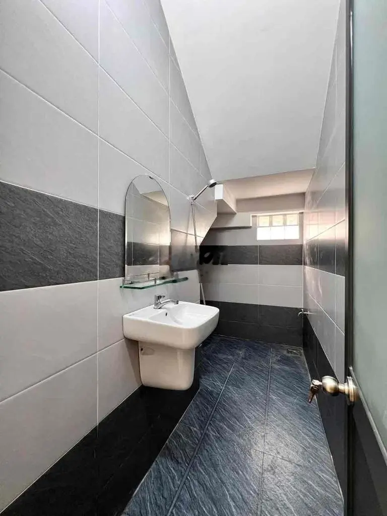 BÁN NHÀ LẦU MỚI XÂY 100% VỊ TRÍ 2 MẶT TIỀN LỘ 6M OTO ĐẬU NGAY CỬA